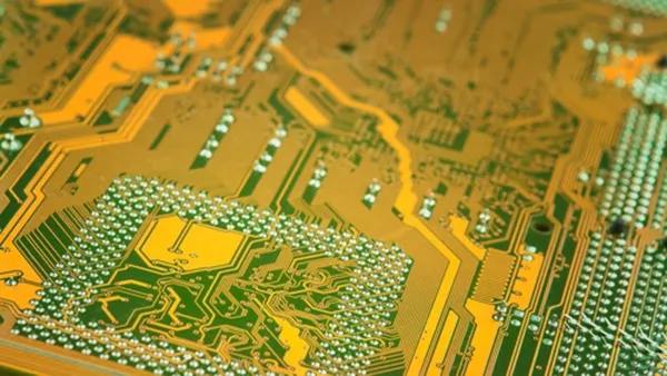 高速 PCB 設計におけるクロストークの解析と制御